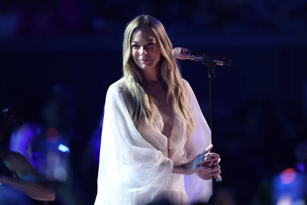 Country Music Star LeAnn Rimes Experiences Dental Mishap During Performance